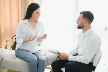 Genç bayan terapist danışmanı. Depresyonda, mutsuz ve umutsuz hisseden bir kızın yardıma ihtiyacı var. Ciddi hastalıklar, isteksiz hamilelik, sevdiğinin kürtaj ya da ölümü, uyuşturucu bağımlılığı.