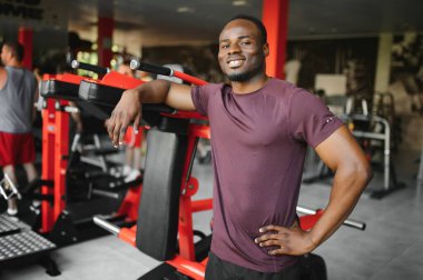 Spor salonundaki Afrikalı Amerikalı genç adam..