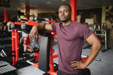 Afrikalı Amerikalı genç adam spor salonunda çalışıyor..