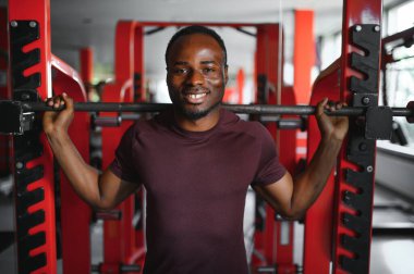 Spor salonunda çalışan yakışıklı, Afro-Amerikan bir adam..