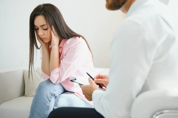 Psikolog Ofisinde Üzgün Genç Bir Bayanla Terapi Seansı Sırasında Notlar — Stok fotoğraf