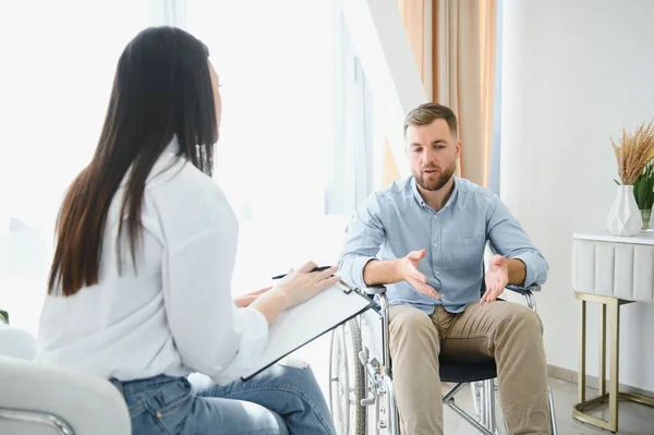 Portret Van Vrouwelijke Psychiater Interviewen Gehandicapte Man Tijdens Therapie Sessie — Stockfoto