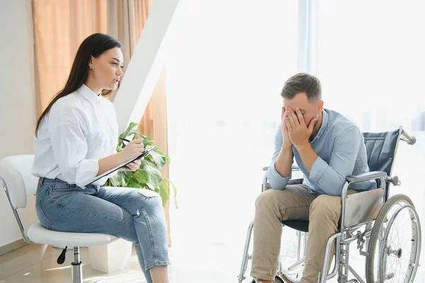 Jovem Deficiente Conversando Com Psicóloga Casa — Fotografia de Stock