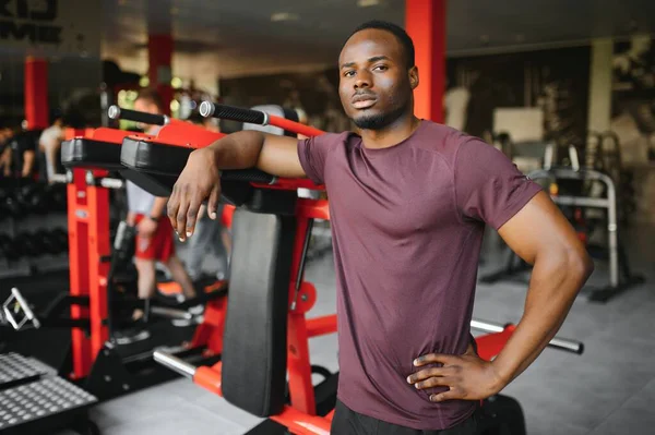 Afrikalı Amerikalı genç adam spor salonunda çalışıyor..