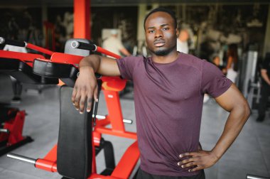 Eğitimdeki Afrikalı Amerikalı erkek sporcunun portresi.