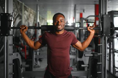 Spor salonundaki Afrikalı Amerikalı genç adam..