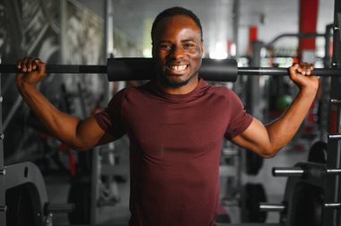 Spor salonundaki Afrikalı Amerikalı genç adam..