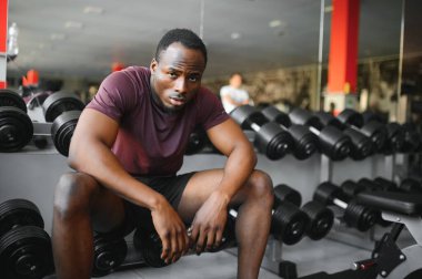 Sağlıklı Afrikalı Amerikalı adam antrenmandan sonra dinleniyor..