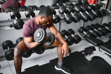 Afrikalı Amerikalı genç adam spor salonunda çalışıyor..