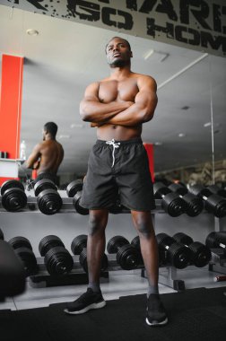 Spor salonunda çalışan Afrikalı Amerikalı bir sporcu..