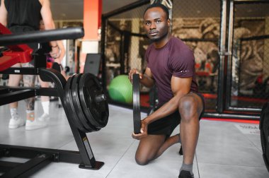Spor salonunda çalışan Afrikalı Amerikalı bir sporcu..