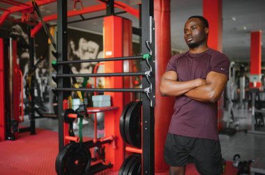 Spor salonundaki Afrikalı Amerikalı genç adam..