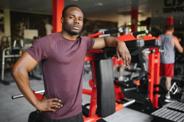 Spor salonunda çalışan yakışıklı, Afro-Amerikan bir adam..