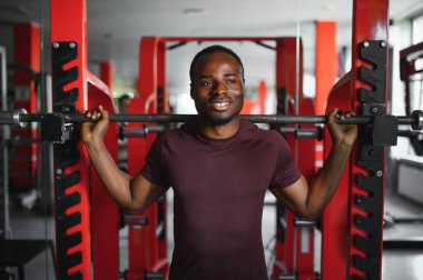 Afrikalı Amerikalı genç adam spor salonunda çalışıyor..