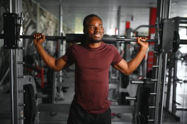 Spor salonunda çalışan Afrikalı Amerikalı bir sporcu..