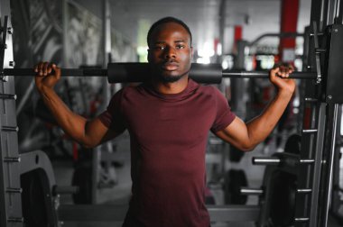 Eğitimdeki Afrikalı Amerikalı erkek sporcunun portresi.