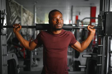 Eğitimdeki Afrikalı Amerikalı erkek sporcunun portresi.