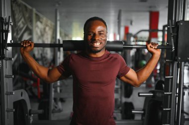 Afrikalı Amerikalı genç adam spor salonunda çalışıyor..