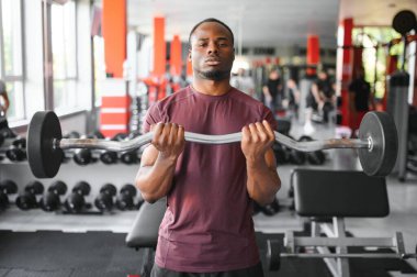 Afrikalı Amerikalı genç adam spor salonunda çalışıyor..