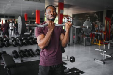 Eğitimdeki Afrikalı Amerikalı erkek sporcunun portresi.