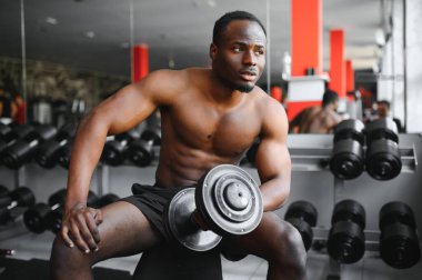 Afrikalı Amerikalı genç adam spor salonunda çalışıyor..