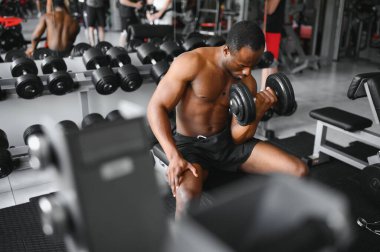 Spor salonundaki Afrikalı Amerikalı genç adam..