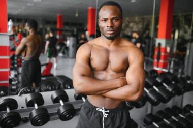 Spor salonunda çalışan Afrikalı Amerikalı bir sporcu..