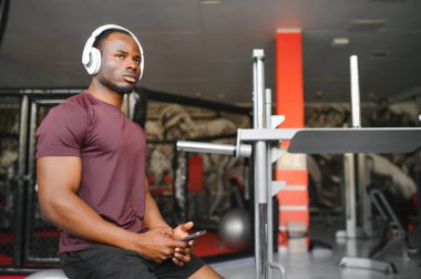 Sağlıklı Afrikalı Amerikalı adam antrenmandan sonra dinleniyor..