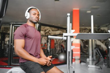 Spor salonundaki Afrikalı Amerikalı genç adam..