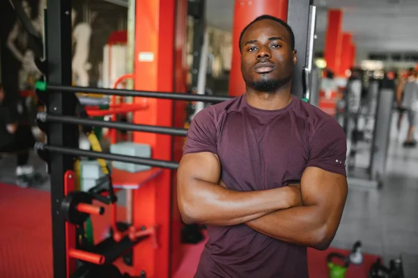 Sağlıklı Afrikalı Amerikalı adam antrenmandan sonra dinleniyor..