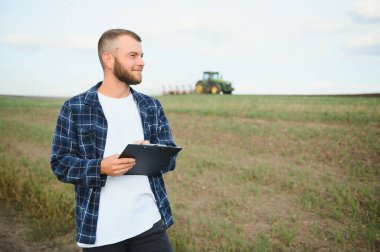 Modern tarım alanında çalışan çiftçi - traktör geçmişi