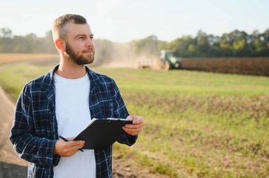 Modern tarım alanında çalışan çiftçi - traktör geçmişi