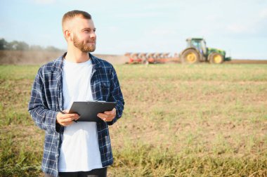 Soya tarlasında tarımcı çiftçi hasattan önce ekinleri kontrol ediyor. Organik gıda üretimi ve yetiştirilmesi.