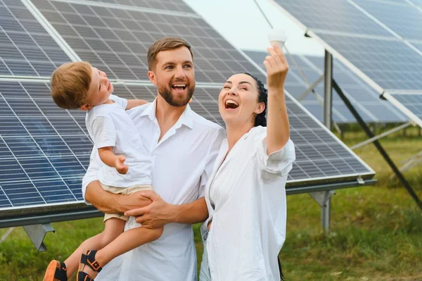 Glückliche Familie Der Nähe Von Solarzellen Alternative Energiequelle lizenzfreie Stockbilder