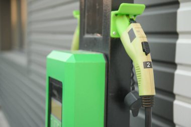 Elektrikli araç şarj istasyonu şehrin önden görünümü