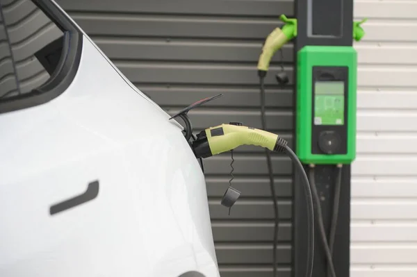 绿色能源概念下电动汽车电动汽车充电站 — 图库照片