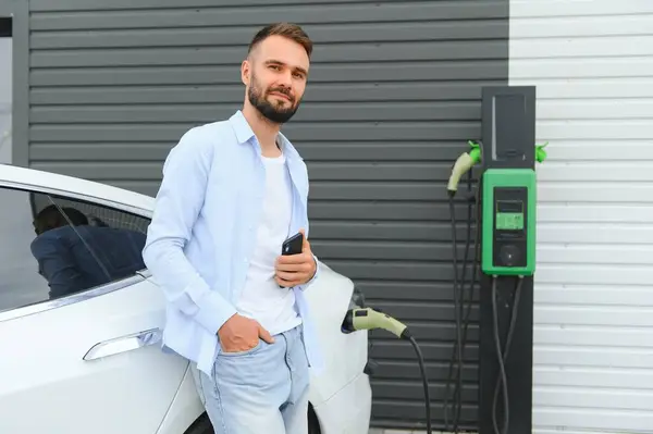 Happy Man Using Smart Phone Charging Car Vehicle Charging Station — Stock Photo, Image