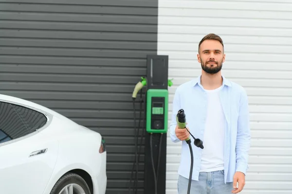 Man Standing His Electric Car — Stock Photo, Image