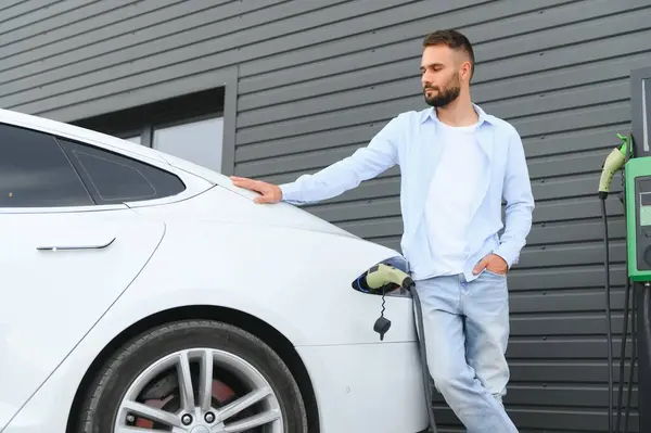 Man Charges Electric Car — Stock Photo, Image