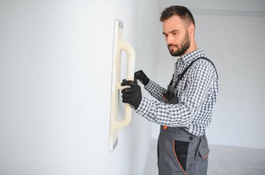 Genç bir işçi yapım onarım odasında