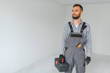 İnşaat alanındaki bir inşaatçının portresi..