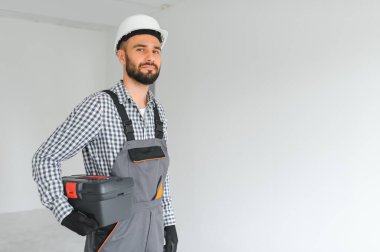 İnşaat alanındaki bir inşaatçının portresi..