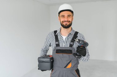 İnşaat alanındaki bir inşaatçının portresi..