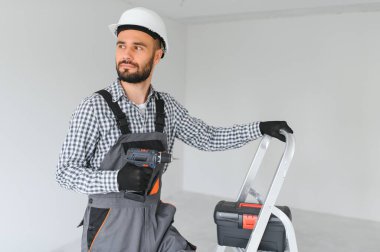 Genç bir işçi yapım onarım odasında