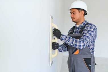 Hintli işçiler bir apartmanda tamirat yapıyor..