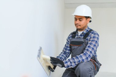 Hintli işçiler bir apartmanda tamirat yapıyor..