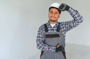 Hintli işçiler bir apartmanda tamirat yapıyor..