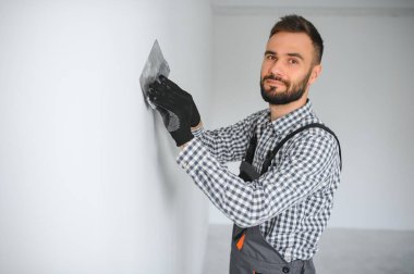 Genç bir işçi yapım onarım odasında