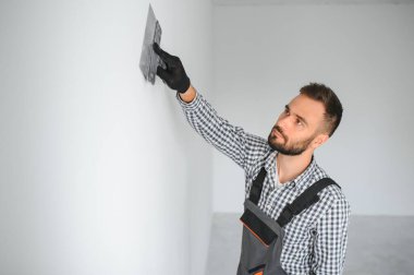 Genç bir işçi yapım onarım odasında