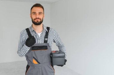 İnşaat alanındaki bir inşaatçının portresi..